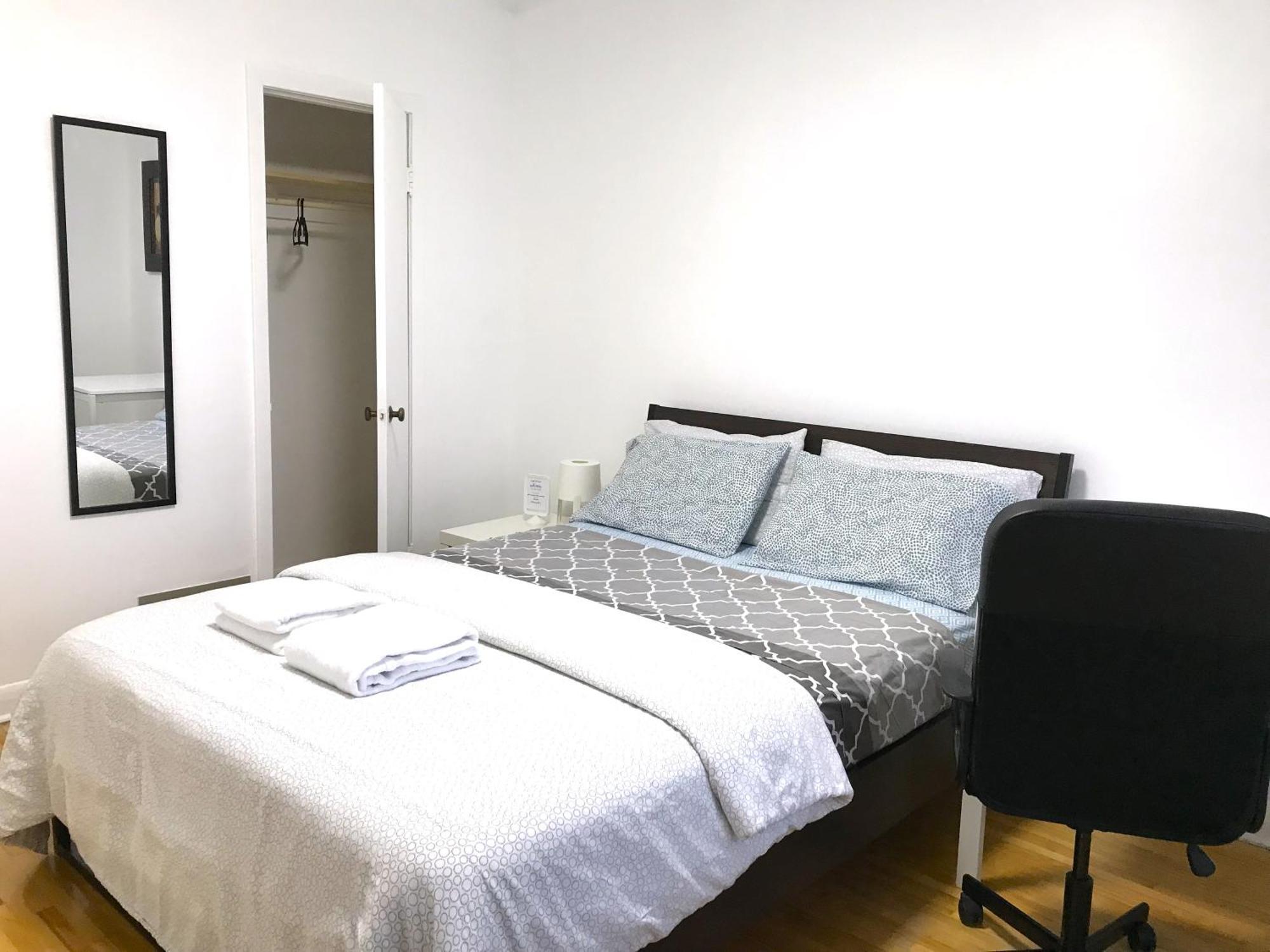 Big Private Room Midmontreal Next To Station Metro - Parking Free ภายนอก รูปภาพ