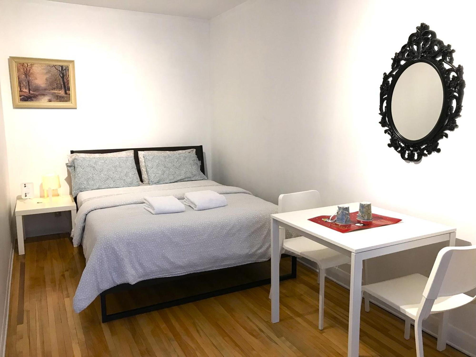 Big Private Room Midmontreal Next To Station Metro - Parking Free ภายนอก รูปภาพ