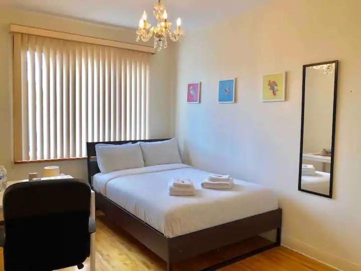 Big Private Room Midmontreal Next To Station Metro - Parking Free ภายนอก รูปภาพ